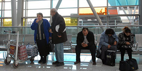Российские пограничники в аэропорту звартноц. Звартноц аэропорт багаж. Ереван аэропорт Звартноц багаж. Добро пожаловать домой аэропорт Ереван.