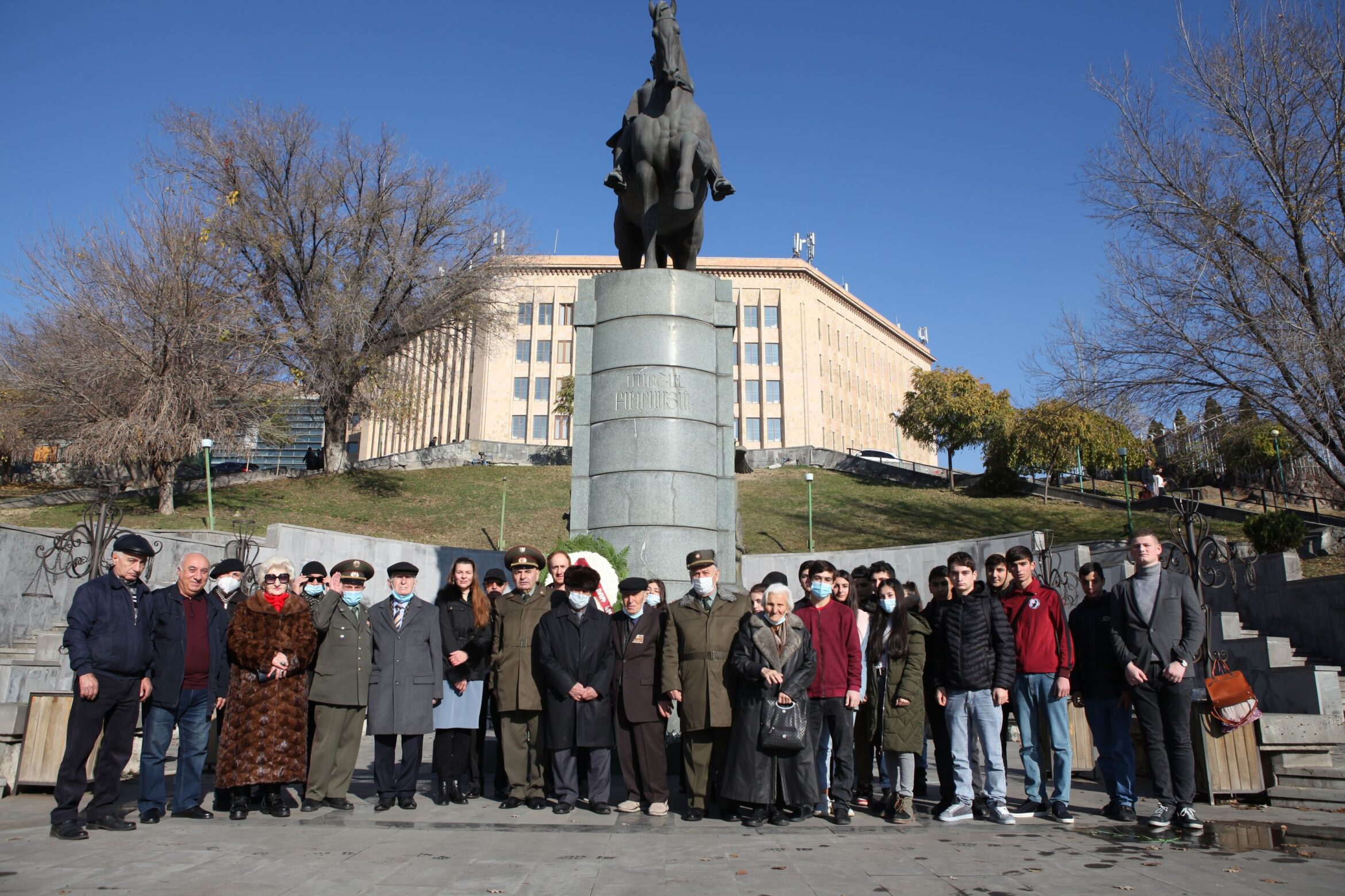 В день рождения маршала Баграмяна к памятнику полководца в Ереване  возложили цветы и венки — Общественное Радио Армении